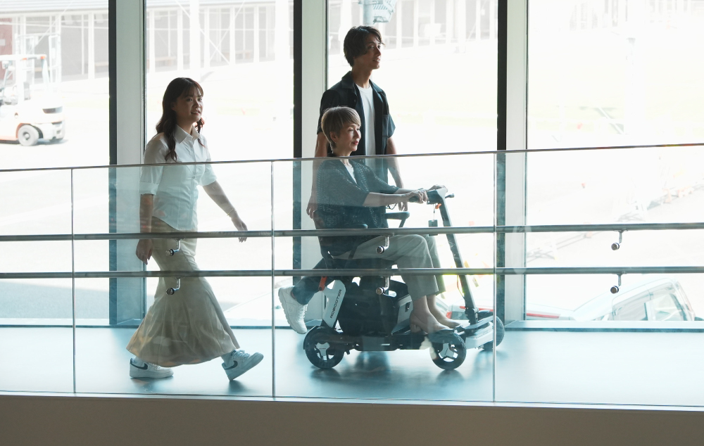 シニアカーとは？免許不要で安心｜選び方と注意点を徹底解説【ROBOOTER J+VISION】